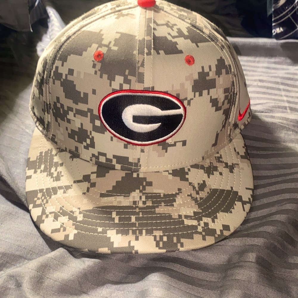 Nike dri-fit UGA digital camouflage hat. One size fits most my M/L . Like new